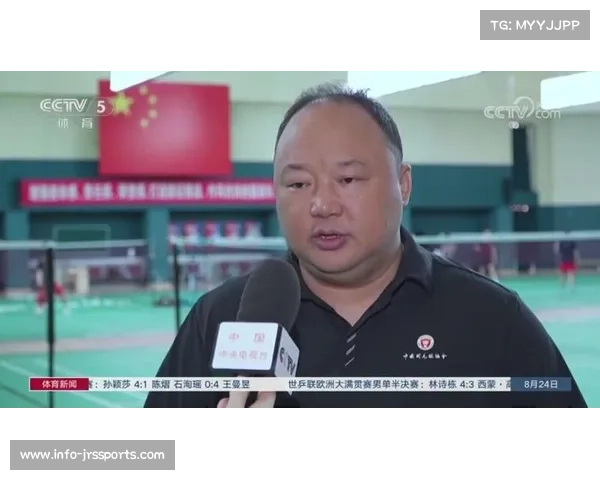 张军世锦赛场边指导关键时刻情绪激动 女双决赛紧张刺激瞬间回顾