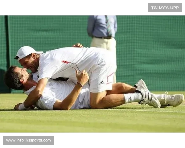 教练与队员的拥抱：无论胜负，体育精神超越比赛结果